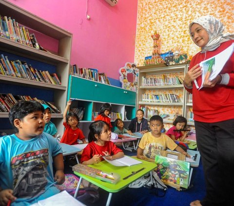 Suasana ceria terlihat di Ruang Publik Terpadu Ramah Anak (RPTRA) Malinjo, Kelurahan Pejaten Barat, Pasar Minggu, Jakarta Selatan, pada Senin (10/9/2024). Puluhan anak-anak PAUD dan SD antusias mengikuti kelas tambahan belajar Bahasa Inggris. Foto: merdeka.com / Arie Basuki