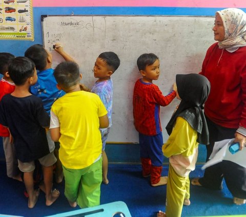 FOTO: Ini Keseruan Belajar di RPTRA Malinjo, Anak-Anak Mendapatkan Pendidikan Bahasa Inggris dan Berhitung Gratis