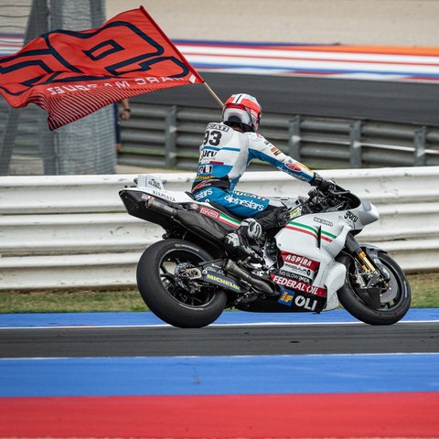 Walaupun menunjukkan performa yang baik, Alex Marquez memberikan ucapan selamat kepada saudaranya yang berhasil meraih kemenangan.