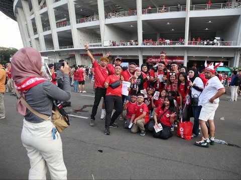 FOTO: Situasi Stadion GBK Jelang Timnas Indonesia vs Australia, Diwarnai Kehadiran Suporter Cantik