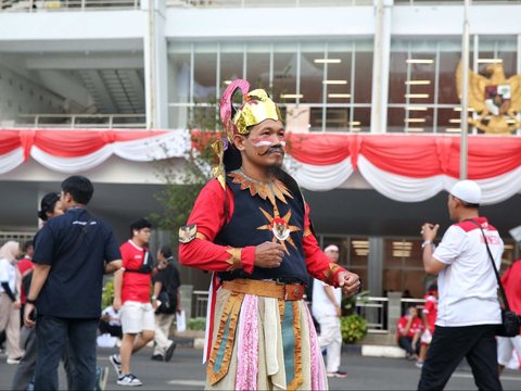 Sejumlah suporter tampak hadir dengan gaya unik. Salah satunya seorang superter pria dengan kostum karakter pewayangan. Foto: Liputan6.com/Angga Yuniar