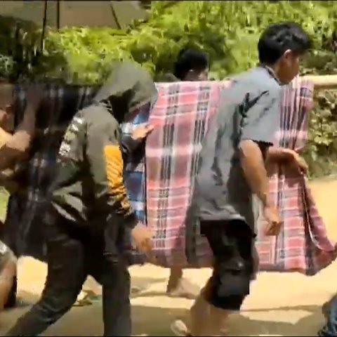 Momen Bidan Ditandu Warga Desa 5 Jam Karena Lumpuh Tiba-tiba Ini Bikin Haru