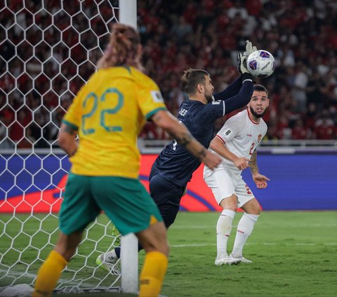 FOTO: Aksi Heroik Maarten Paes Berkali-kali Selamatkan Gawang Timnas Indonesia dari Gempuran Australia