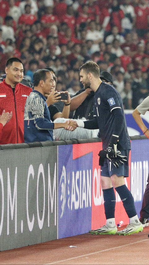 FOTO: Momen Jokowi Salami dan Tepuk Pundak Maarten Paes, Ucapkan Terima Kasih