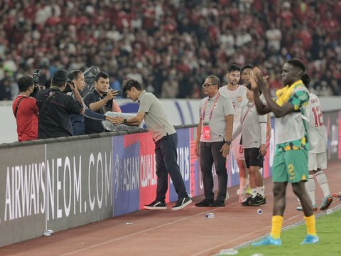 FOTO: Momen Jokowi Salami dan Tepuk Pundak Maarten Paes, Ucapkan Terima Kasih