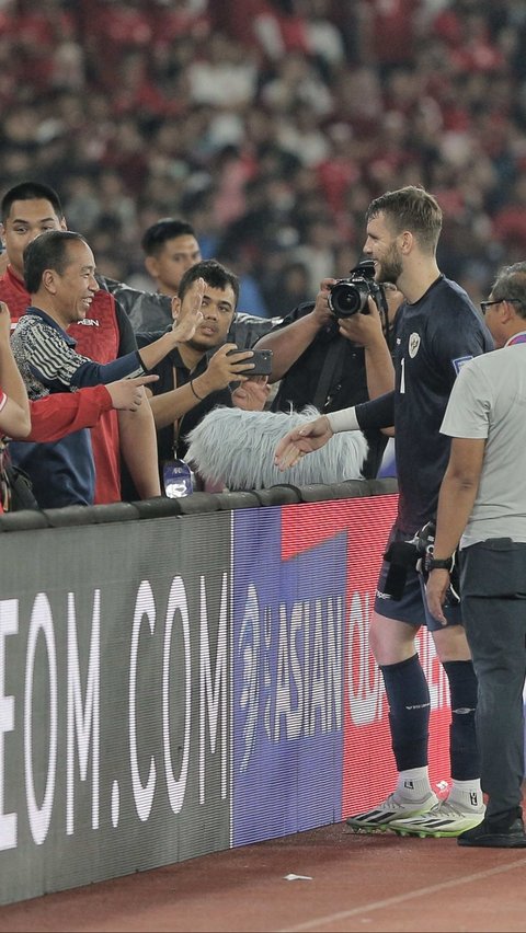 Maarten Paes menjadi pahlawan dalam kesuksesan Timnas Indonesia saat menahan imbang Australia. Dia berkali-kali menyelamatkan gawang Garuda dari gempuran lawan. Foto: Liputan6.com/Angga Yuniar