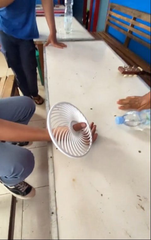 Panik Jarinya Tak Bisa Keluar dari Tutup Kipas Angin, Momen Pria Datangi Damkar Minta Bantuan Ini Curi Perhatian