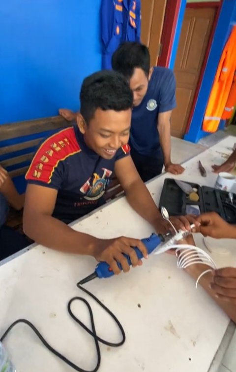 Panik Jarinya Tak Bisa Keluar dari Tutup Kipas Angin, Momen Pria Datangi Damkar Minta Bantuan Ini Curi Perhatian