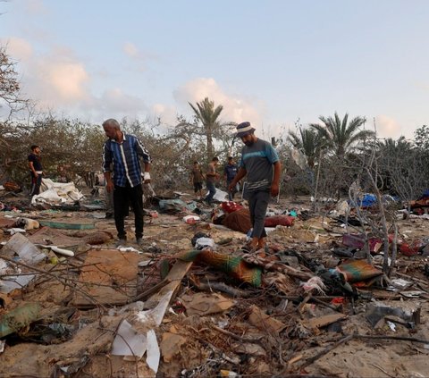 FOTO: Kamp Pengungsian Al Mawasi di Gaza Usai Serangan Brutal Israel dan Tewaskan 40 Warga Palestina, Kondisinya Hancur dan Ada Kawah Besar