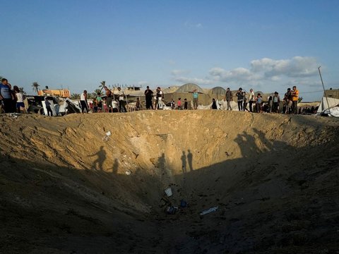 FOTO: Kamp Pengungsian Al Mawasi di Gaza Usai Serangan Brutal Israel dan Tewaskan 40 Warga Palestina, Kondisinya Hancur dan Ada Kawah Besar