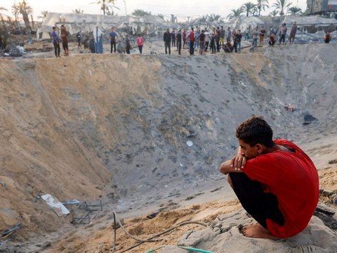 FOTO: Kamp Pengungsian Al Mawasi di Gaza Usai Serangan Brutal Israel dan Tewaskan 40 Warga Palestina, Kondisinya Hancur dan Ada Kawah Besar