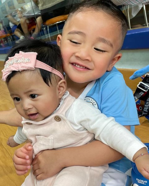 Potret Rayyanza saat Gendong Baby Lily