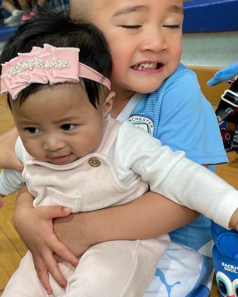 Potret Rayyanza saat Gendong Baby Lily