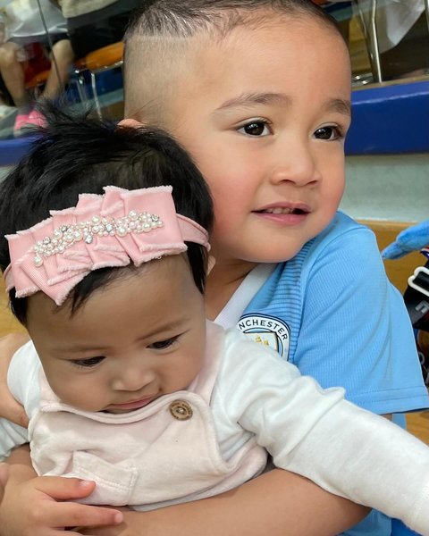 Potret Rayyanza saat Gendong Baby Lily