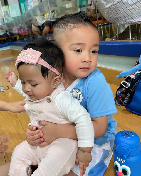 Potret Rayyanza saat Gendong Baby Lily