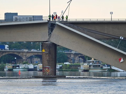 FOTO: Horor! Jembatan Carola di Jerman Ini Mendadak Ambruk Misterius