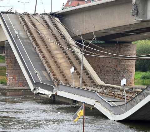 FOTO: Horor! Jembatan Carola di Jerman Ini Mendadak Ambruk Misterius