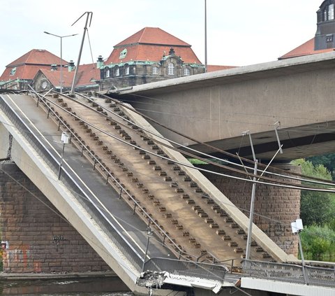 FOTO: Horor! Jembatan Carola di Jerman Ini Mendadak Ambruk Misterius