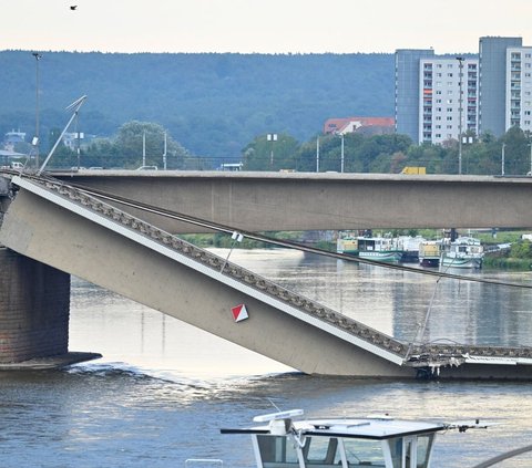 FOTO: Horor! Jembatan Carola di Jerman Ini Mendadak Ambruk Misterius