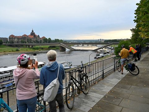 FOTO: Horor! Jembatan Carola di Jerman Ini Mendadak Ambruk Misterius