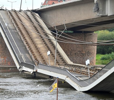 FOTO: Horor! Jembatan Carola di Jerman Ini Mendadak Ambruk Misterius