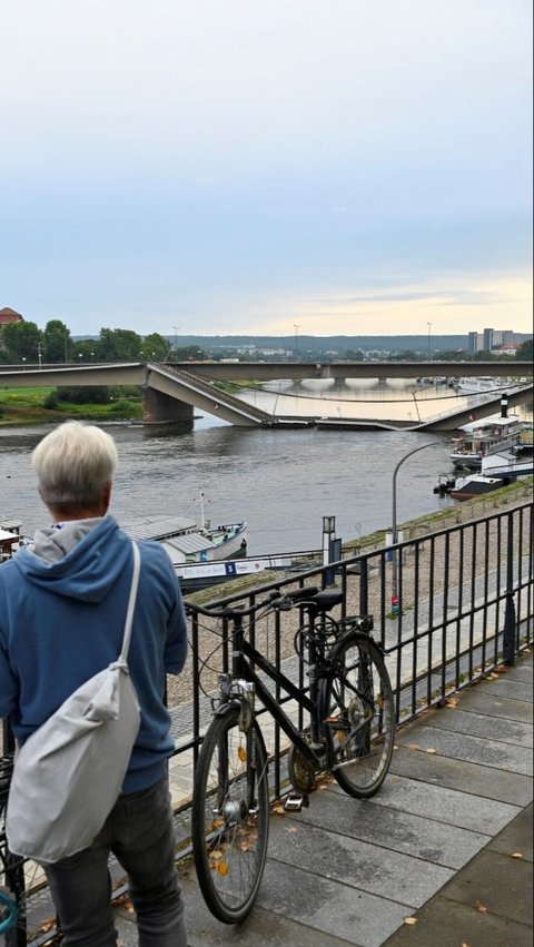 FOTO: Horor! Jembatan Carola di Jerman Ini Mendadak Ambruk Misterius