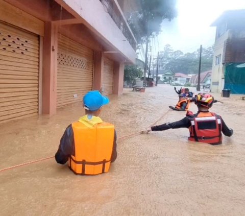 Hujan lebat yang dipicu oleh Topan Yagi telah menyebabkan banjir dan tanah longsor di wilayah Thailand utara. Bencana ini dilaporkan telah merendam ribuan rumah dan menewaskan empat orang. Foto: Tubjaotak Task Force, Pha Muang Force/Handout via REUTERS