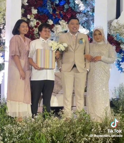 Konsepnya Unik, Buket Bunga di Pernikahan Ini Disimpan Dalam Kotak