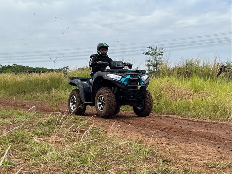 Kawasaki Brute Force 750 adalah kendaraan off-road yang tangguh.