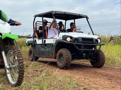 Kawasaki Mule Pro-DXT FE adalah kendaraan utilitas yang handal.