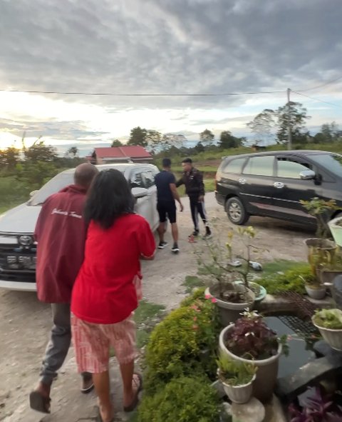 Penuh Haru Kebahagiaan, Momen Kepulangan Anak dari Jepang ke Kampung Halamannya Ini Curi Perhatian