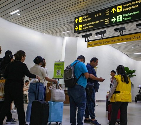 Penumpang dari luar negeri yang tiba di Terminal 3 Internasional Bandara Soekarno-Hatta, Rabu (11/9/2024), menjalani pemeriksaan ketat di area pemindai suhu tubuh milik Balai Besar Kekarantinaan Kesehatan (BBKK) Soekarno-Hatta. Foto: merdeka.com / Arie Basuki