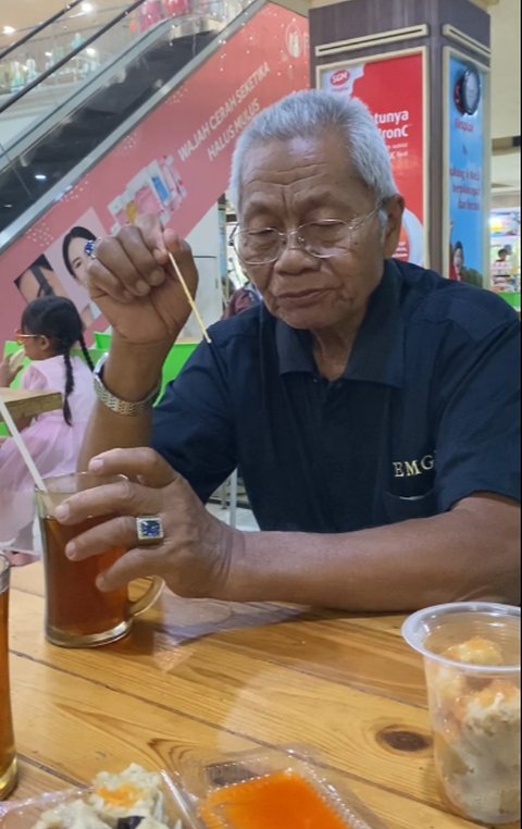 Viral Momen Wanita Ajak Kakek Nenek Belanja Bareng hingga Makan Bersama, Penuh Haru Kebahagiaan