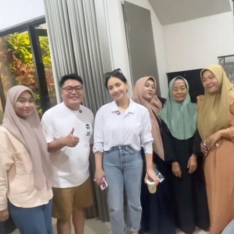 Potret Gaya Simple Nagita Slavina Kunjungi Rumah Mewah Merry Ahmad, Gak Pernah Gagal Cantik