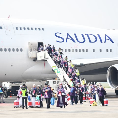 Jemaah haji Indonesia 2024 tiba di Tanah Air dengan menaiki pesawat Saudia Airlanies. (Foto: Humas Kemenag)