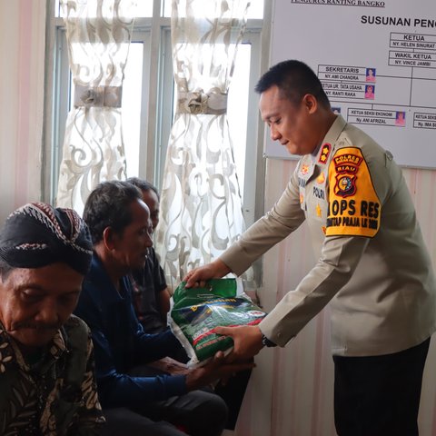 Sampaikan Pesan Pilkada Damai, Kapolres Rohil Bagikan Sembako Bagi Warga Kurang Mampu