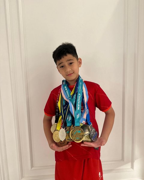 Momen Rafathar Anak Raffi Ahmad Perlihatkan Semua Medali yang Telah Berhasil Diraih