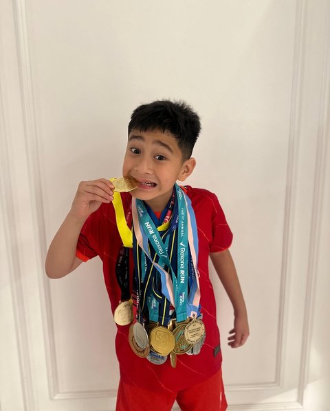 Momen Rafathar Anak Raffi Ahmad Perlihatkan Semua Medali yang Telah Berhasil Diraih