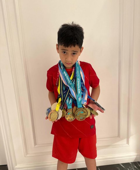 Momen Rafathar Anak Raffi Ahmad Perlihatkan Semua Medali yang Telah Berhasil Diraih