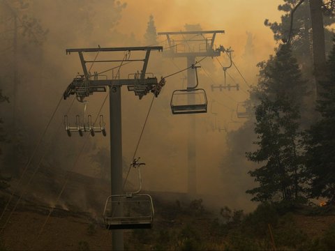 FOTO: Ekstremnya Gelombang Panas di Amerika Serikat, Amukan Kebakaran Hutan Hancurkan Resor Ski