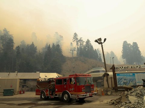 FOTO: Ekstremnya Gelombang Panas di Amerika Serikat, Amukan Kebakaran Hutan Hancurkan Resor Ski