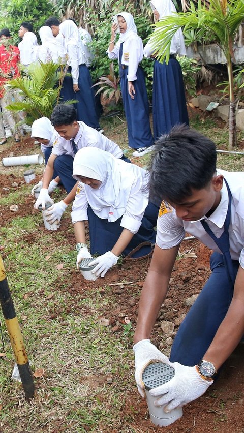 FOTO: Gerakan Green Commuter, KAI Ajak Pelajar Bikin Ribuan Lubang Biopori untuk Cegah Banjir di Jalur Kereta