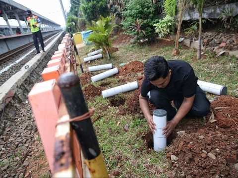 FOTO: Gerakan Green Commuter, KAI Ajak Pelajar Bikin Ribuan Lubang Biopori untuk Cegah Banjir di Jalur Kereta