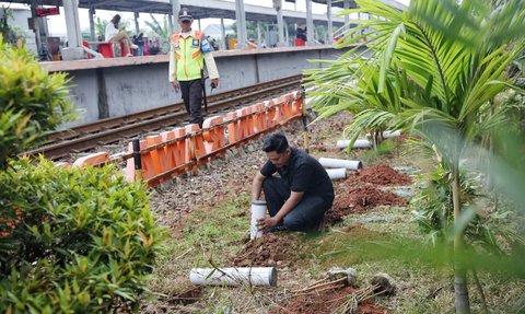 FOTO: Gerakan Green Commuter, KAI Ajak Pelajar Bikin Ribuan Lubang Biopori untuk Cegah Banjir di Jalur Kereta