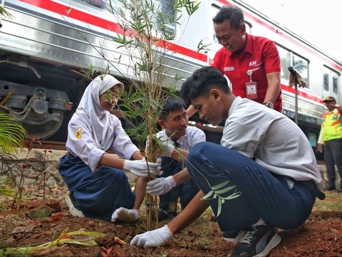 FOTO: Gerakan Green Commuter, KAI Ajak Pelajar Bikin Ribuan Lubang Biopori untuk Cegah Banjir di Jalur Kereta