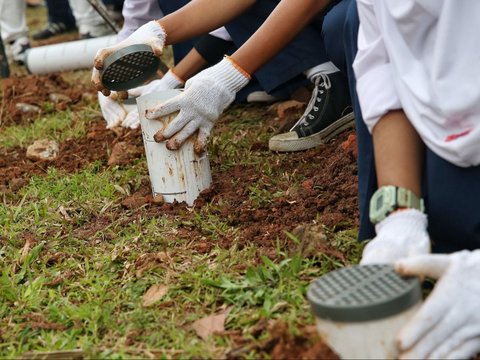 FOTO: Gerakan Green Commuter, KAI Ajak Pelajar Bikin Ribuan Lubang Biopori untuk Cegah Banjir di Jalur Kereta