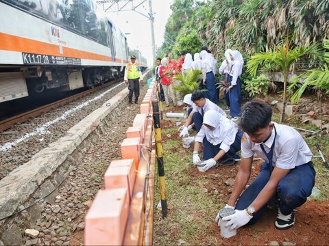 FOTO: Gerakan Green Commuter, KAI Ajak Pelajar Bikin Ribuan Lubang Biopori untuk Cegah Banjir di Jalur Kereta