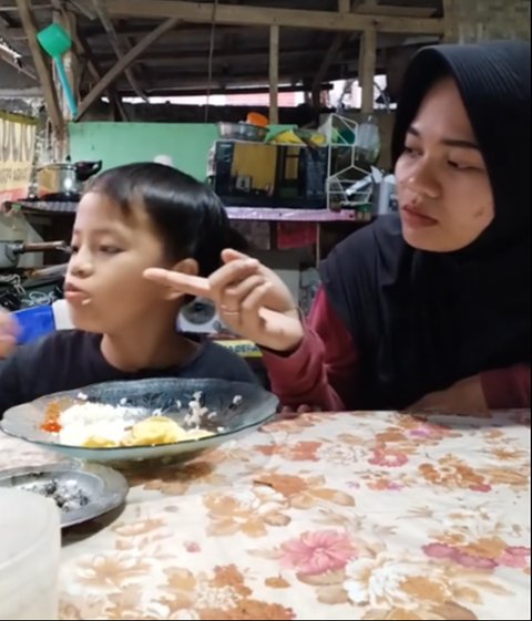 Ibu Ini Beri Kejutan Hadiah Buku untuk Anaknya, Alasan Dibaliknya Bikin Haru