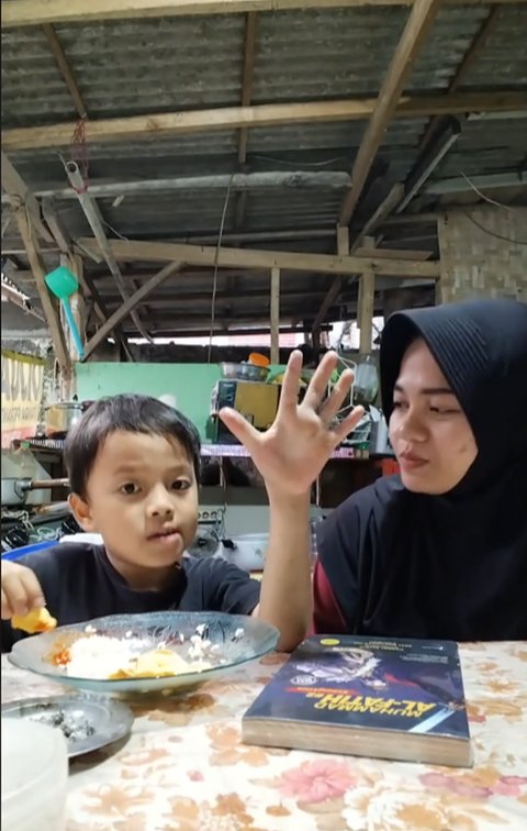 Ibu Ini Beri Kejutan Hadiah Buku untuk Anaknya, Alasan Dibaliknya Bikin Haru