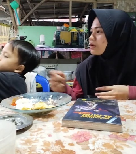 Ibu Ini Beri Kejutan Hadiah Buku untuk Anaknya, Alasan Dibaliknya Bikin Haru